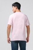 Camiseta rosada clara cuello redondo con diseño college
