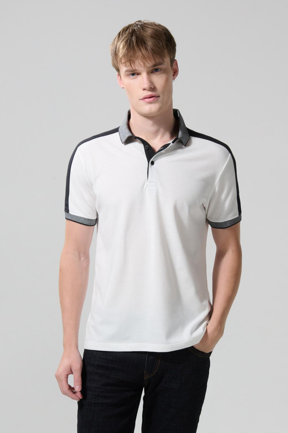 Camiseta polo unicolor con franjas en contraste