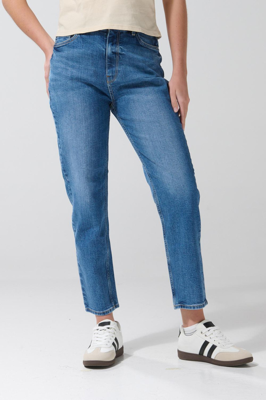 Jean mom azul bota recta con bolsillos y tiro súper alto
