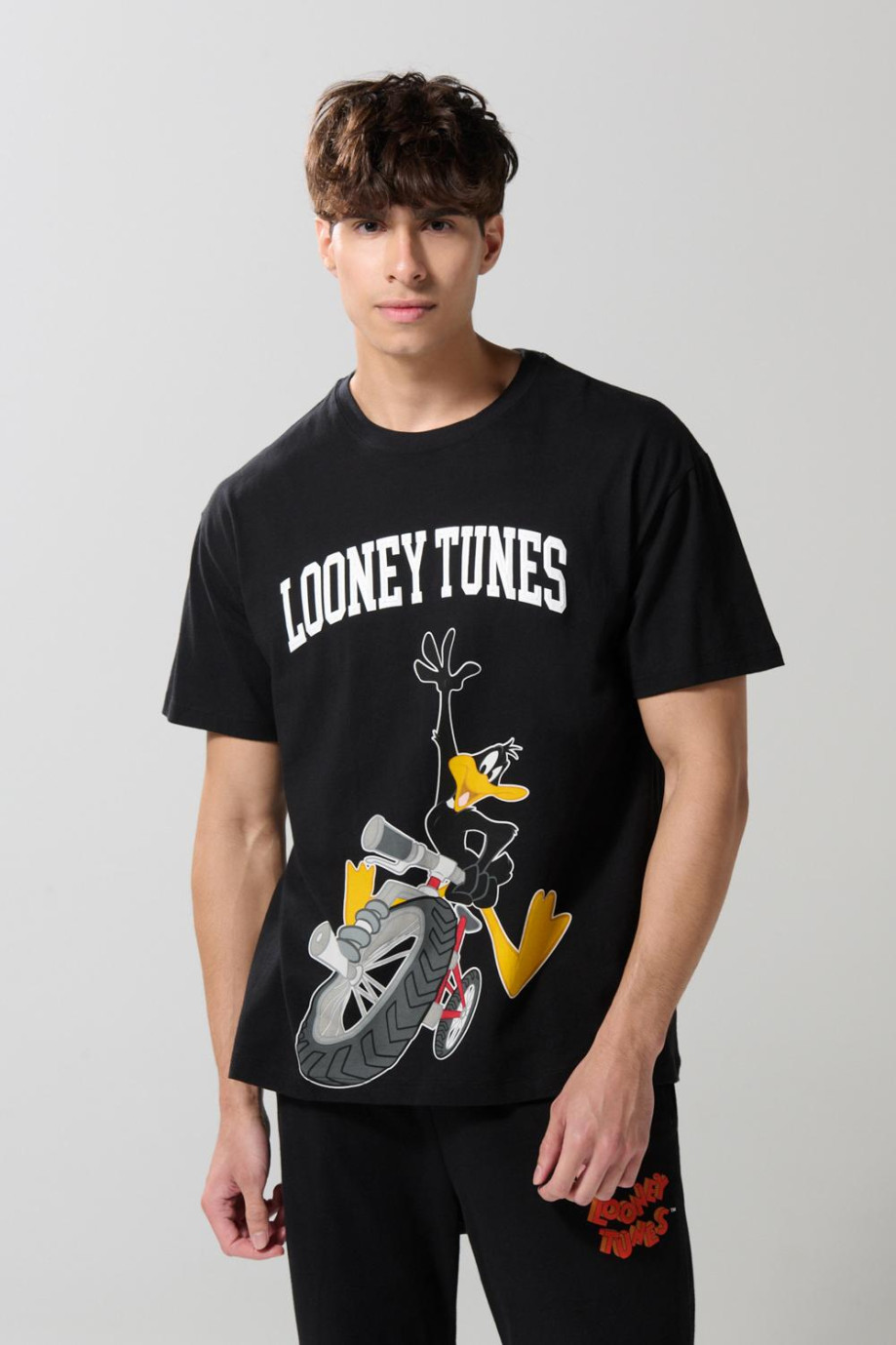 Camiseta negra oversize de Looney Tunes cuello redondo