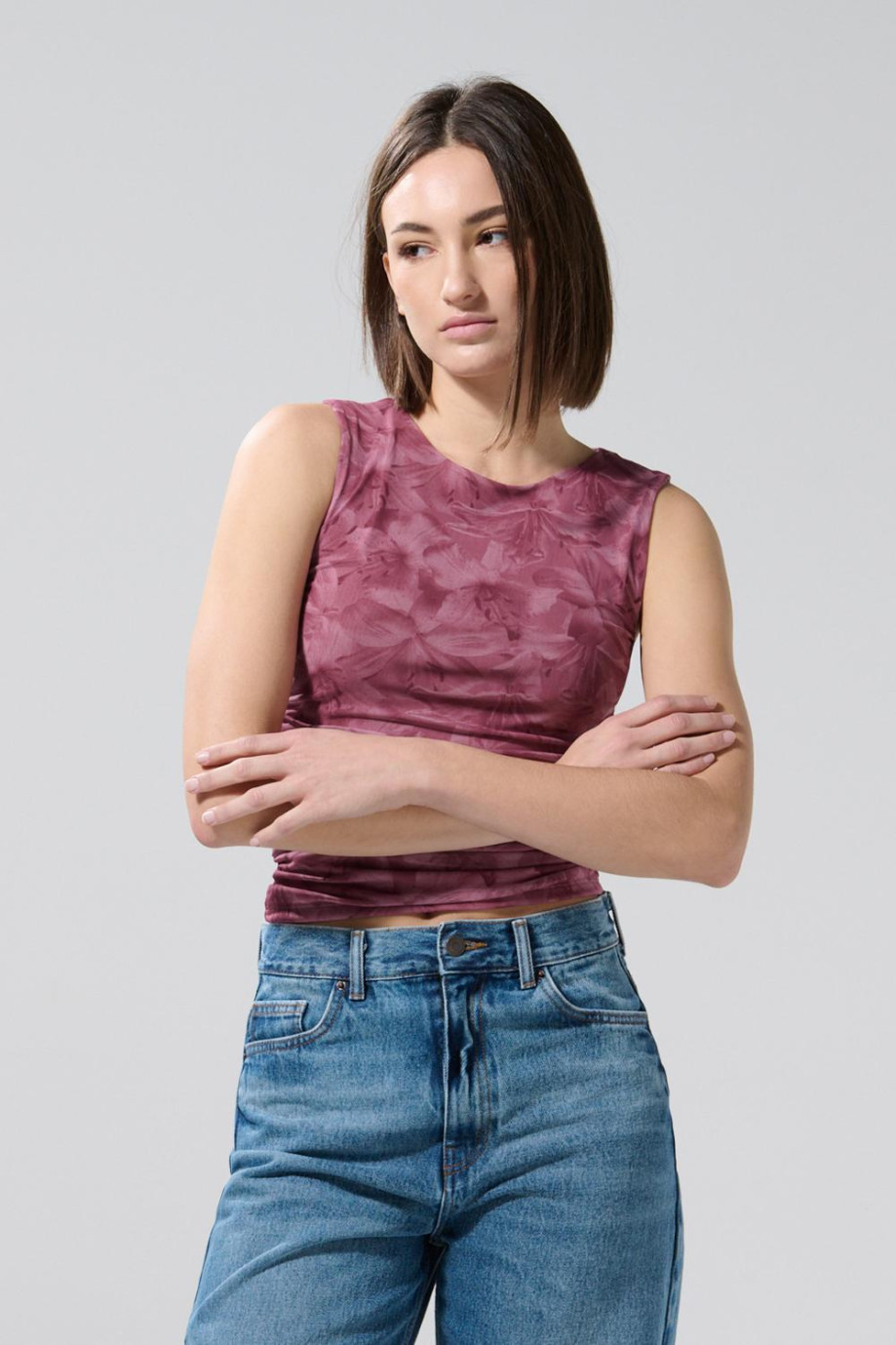 Camiseta manga sisa unicolor con diseño de flor