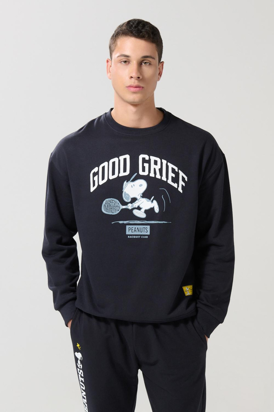 Buzo azul intenso cuello redondo con arte de Snoopy