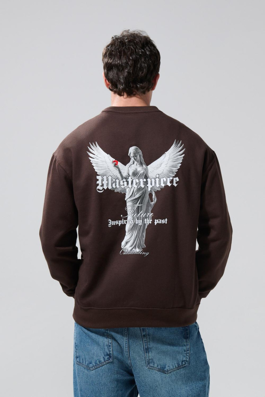 Buzo oversize café con cuello redondo y diseño celestial