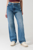 Jean azul claro 90´S con bota recta, desgastes y tiro alto
