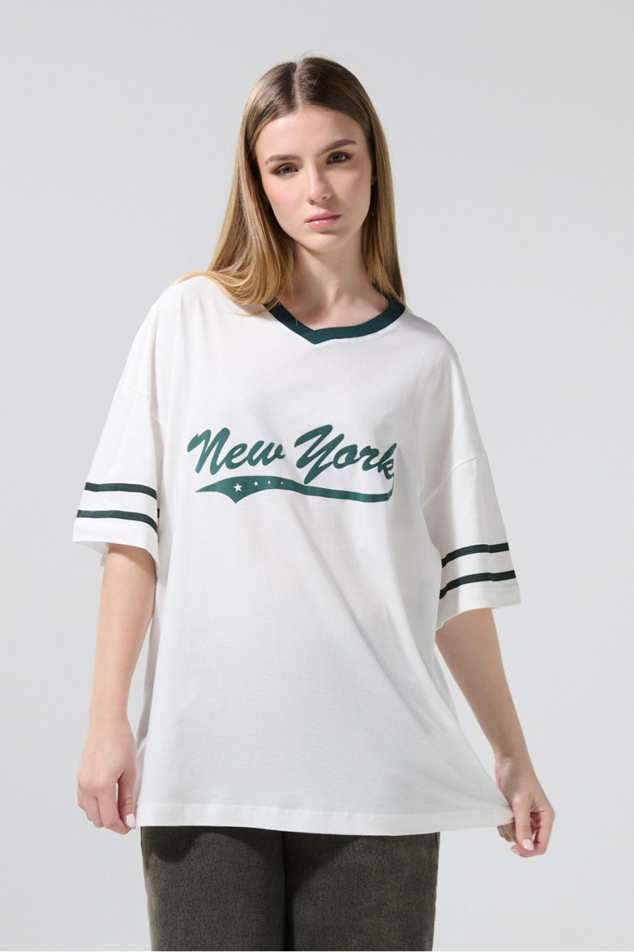 Camiseta femenina fit super oversize manga corta cuello en V.