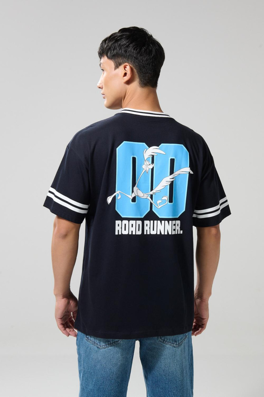 Camiseta cuello V azul oversize con arte de Looney Tunes