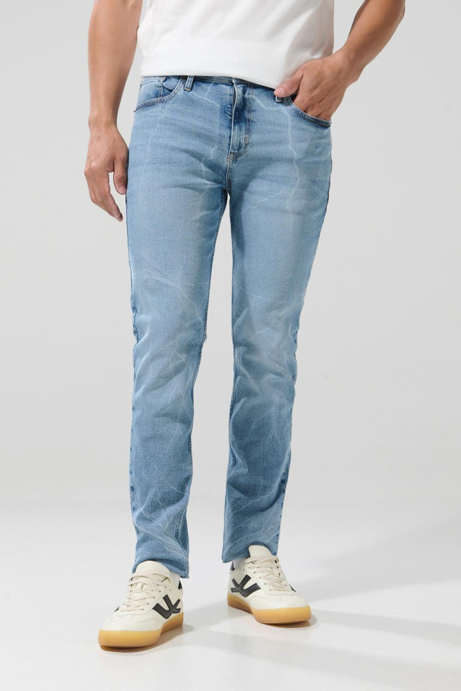 Jean slim azul claro con diseños, tiro bajo y cremallera