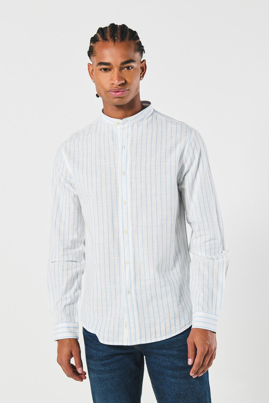 Camisa en algodón crema clara a rayas con cuello nerú