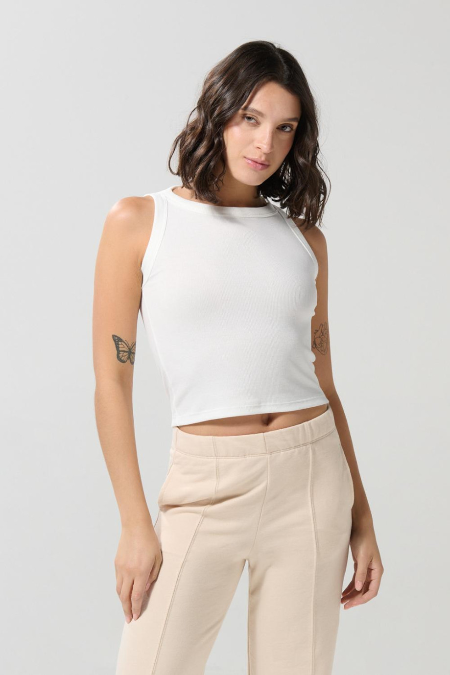 Camiseta acanalada ajustada unicolor con manga sisa