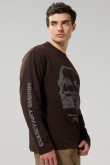 Camiseta manga larga café oscura con diseño en frente