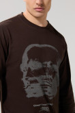 Camiseta manga larga café oscura con diseño en frente