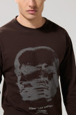 Camiseta manga larga café oscura con diseño en frente