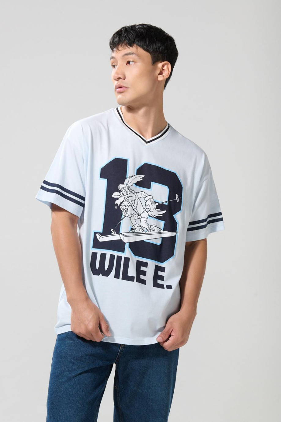 Camiseta cuello V oversize azul con arte de Looney Tunes