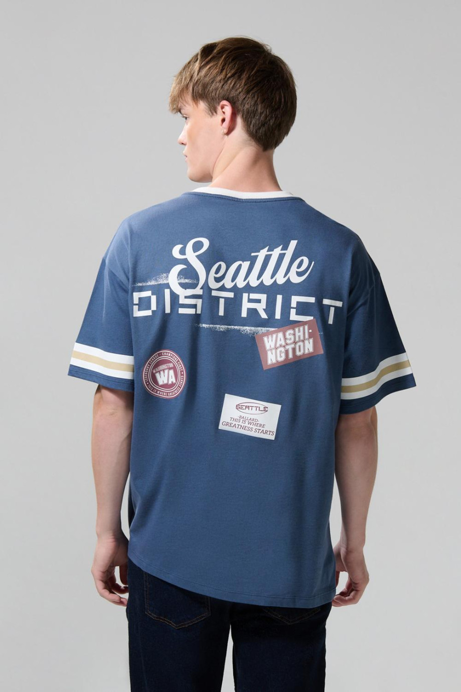 Camiseta cuello V azul oscura con estampados college