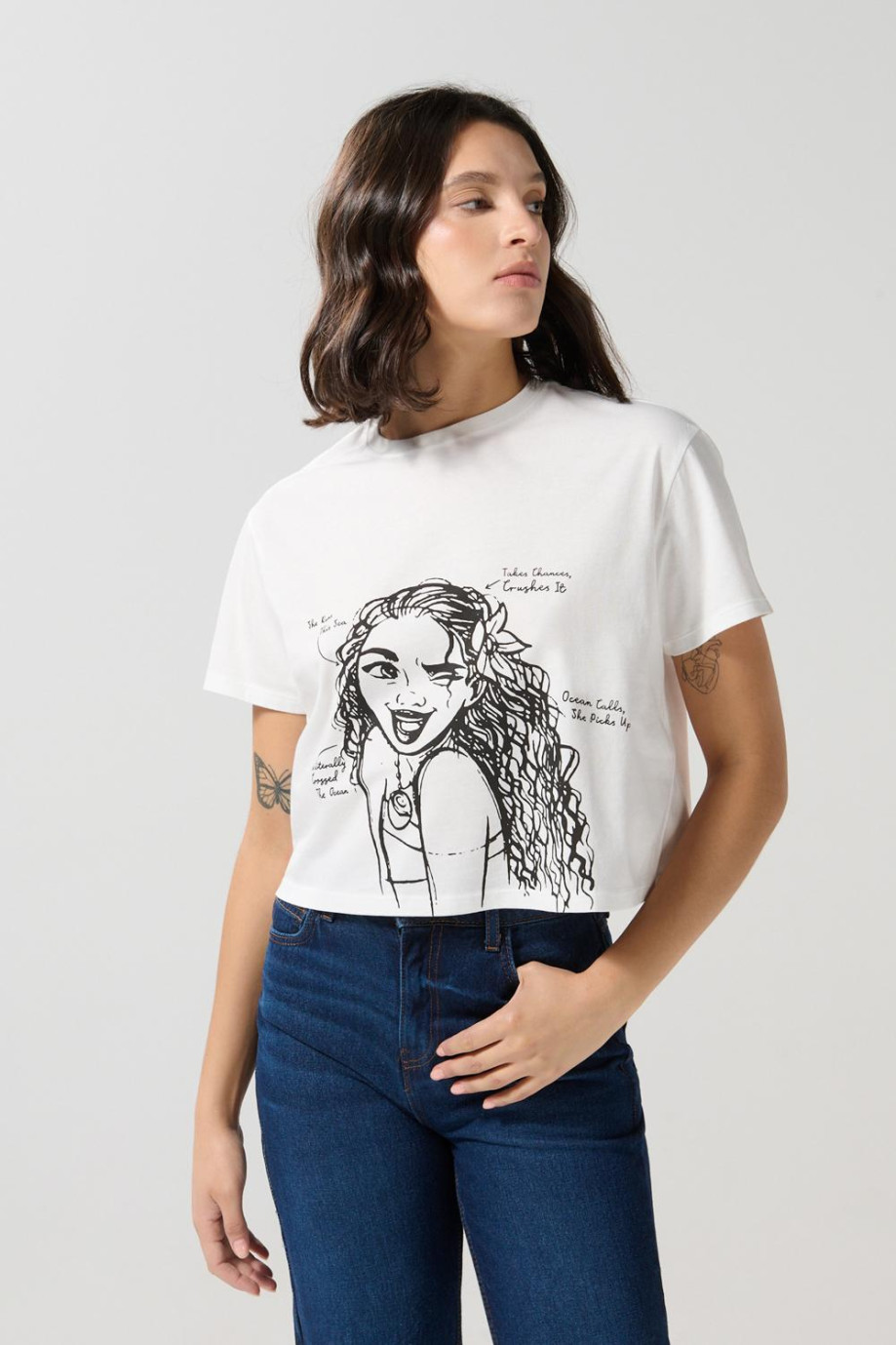 Camiseta crema clara crop top con diseño de Moana