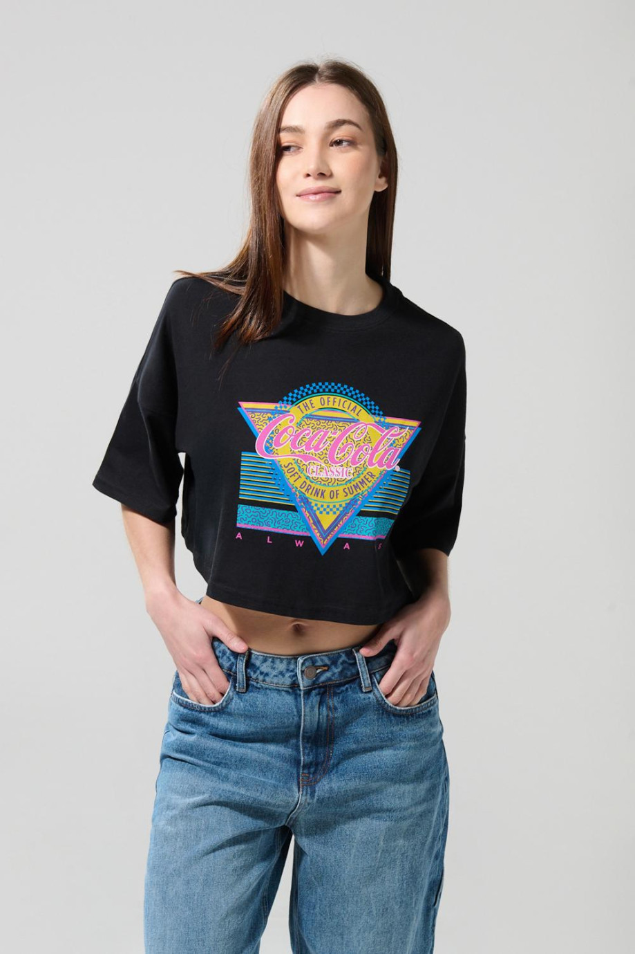 Camiseta crop top oversize negra con arte de Coca-Cola