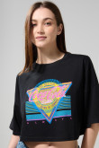 Camiseta crop top oversize negra con arte de Coca-Cola