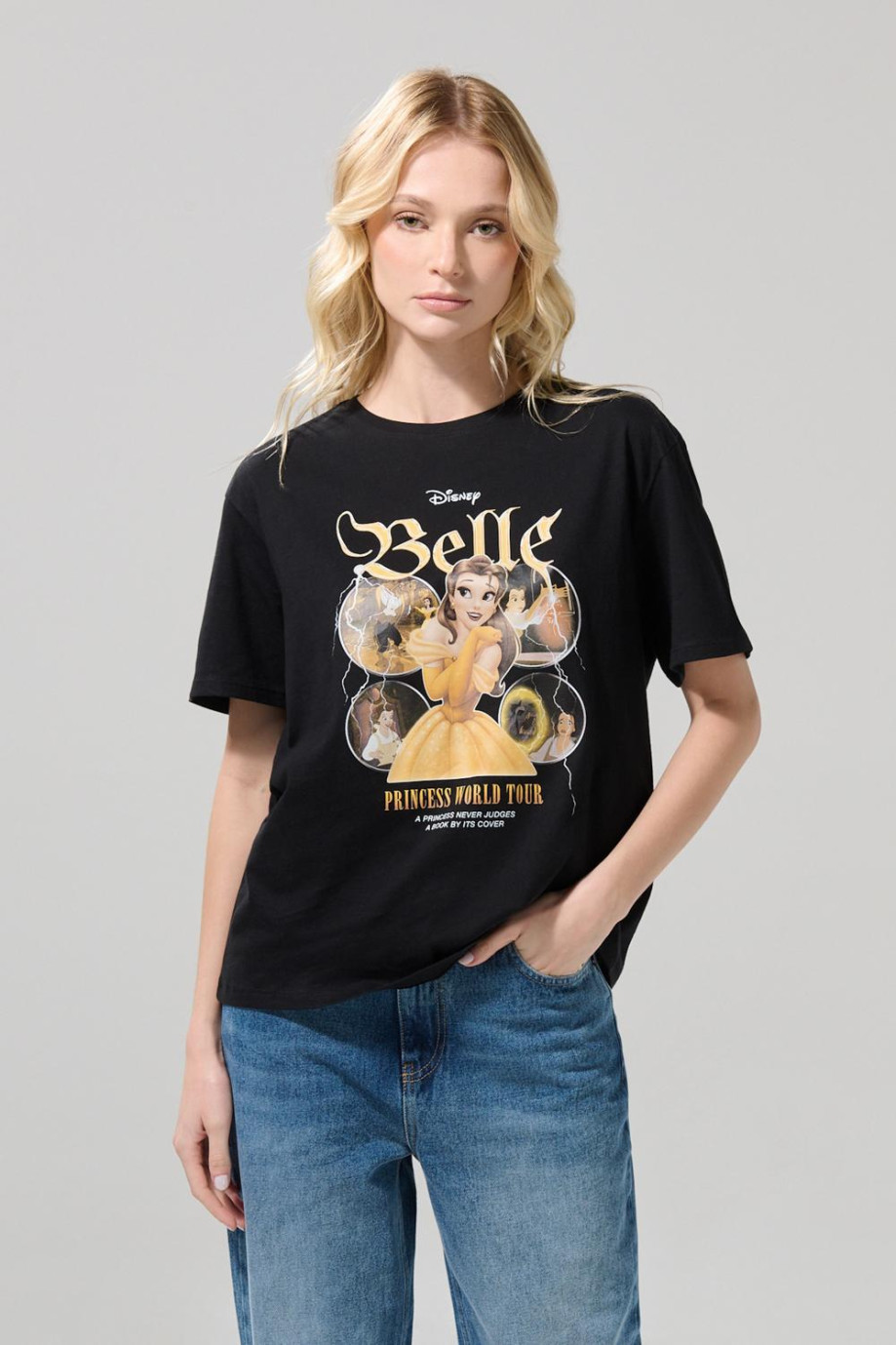 Camiseta cuello redondo negra con diseño de Princesas