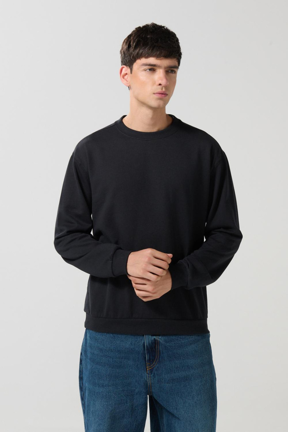 Buzo perchado unicolor con manga larga y cuello redondo