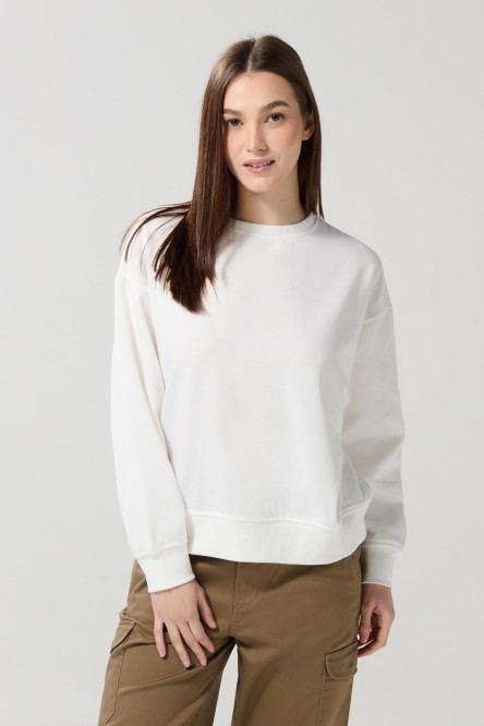 Buzo crema claro cuello redondo con hombro rodado