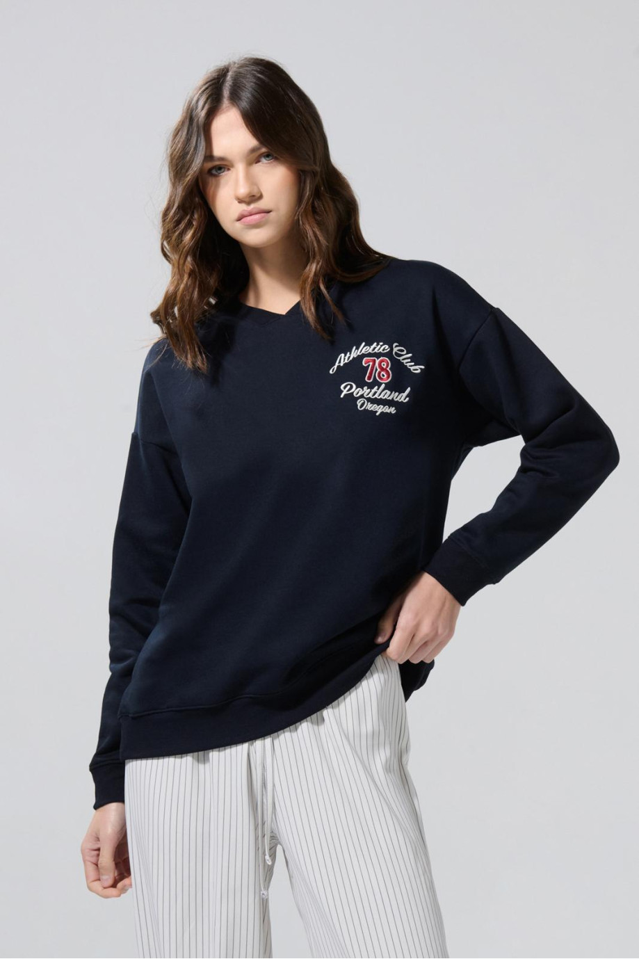 Buzo cuello V oversize azul con diseños college