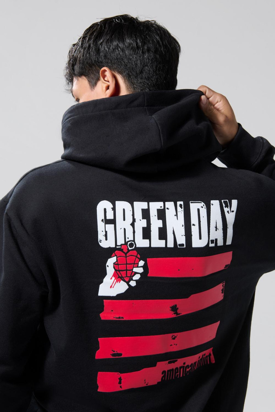 Buzo negro tie dye con capota y artes de Green Day