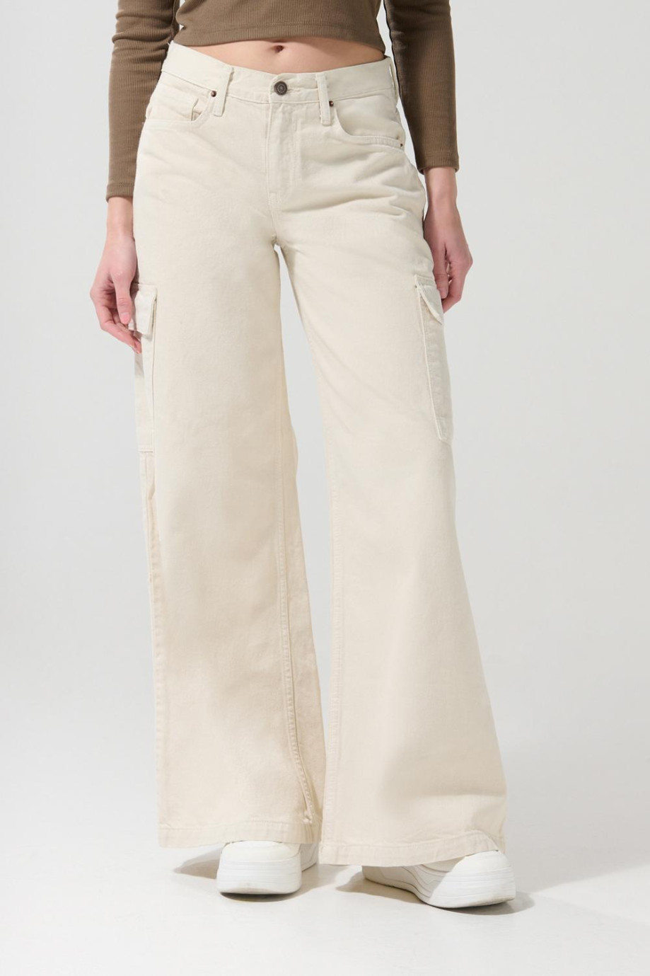 Jean palazzo kaki claro con tiro medio y bota ancha