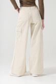 Jean palazzo kaki claro con tiro medio y bota ancha