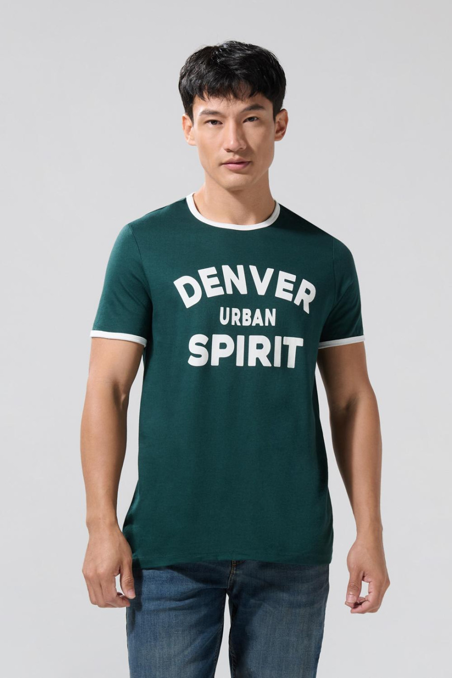 Camiseta college verde oscura con manga corta y contrastes