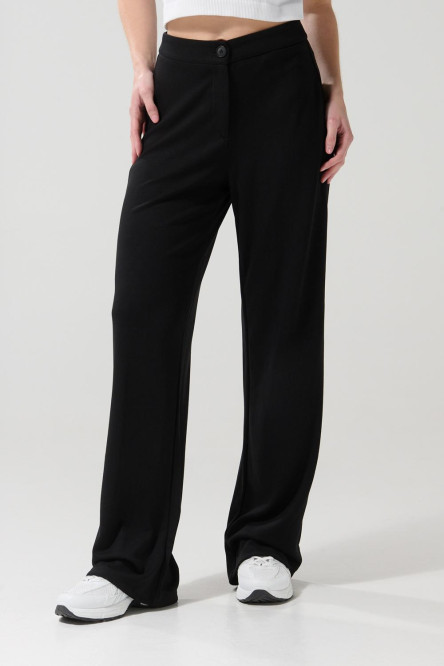 Pantalón negro con tiro alto y bota recta