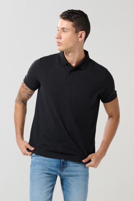 Camiseta unicolor polo con botones en frente y manga corta