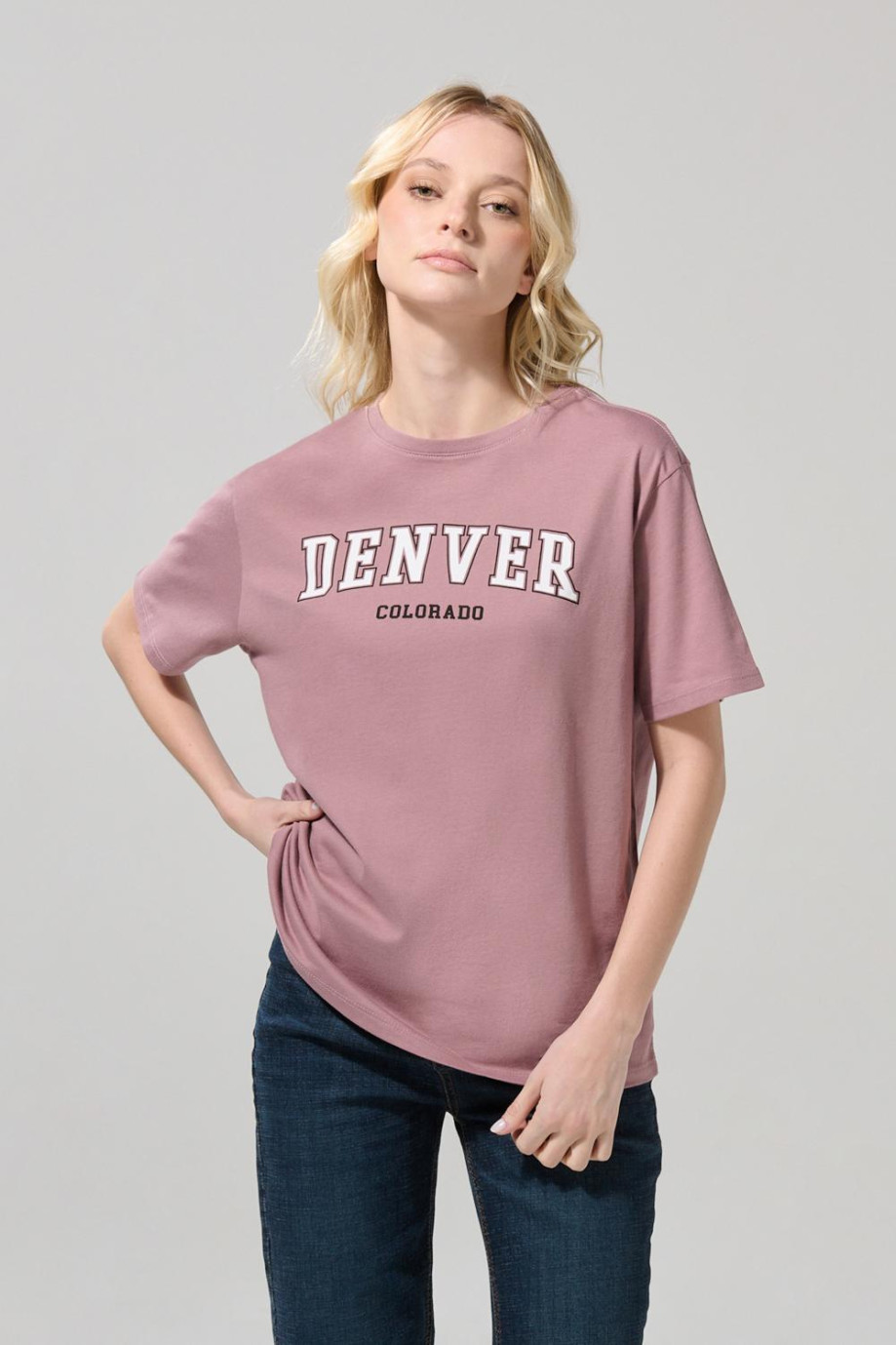 Camiseta manga corta rosada oscura con arte college