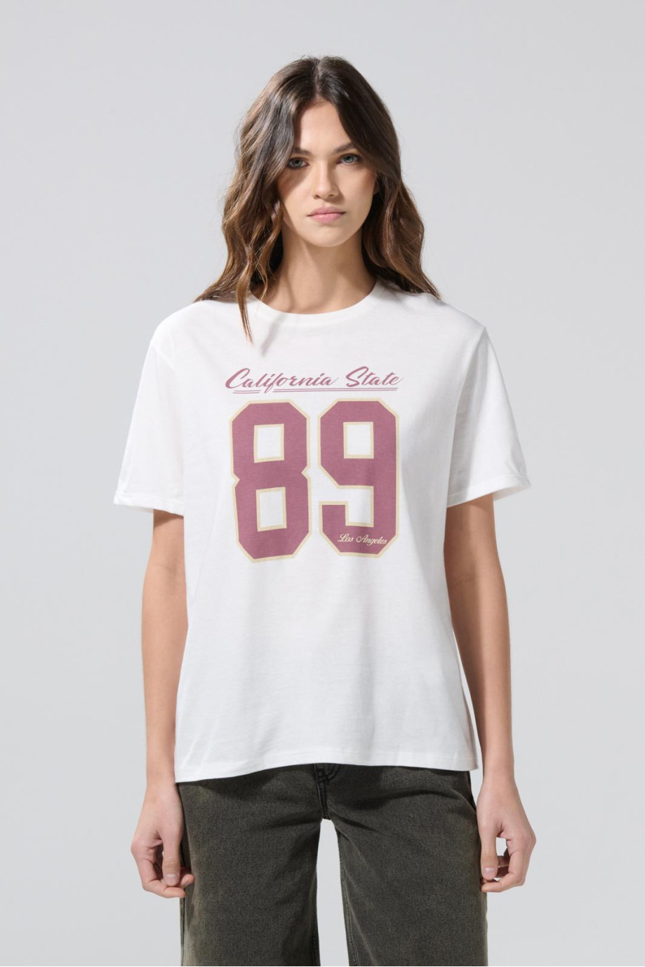 Camiseta manga corta crema con arte college delantero