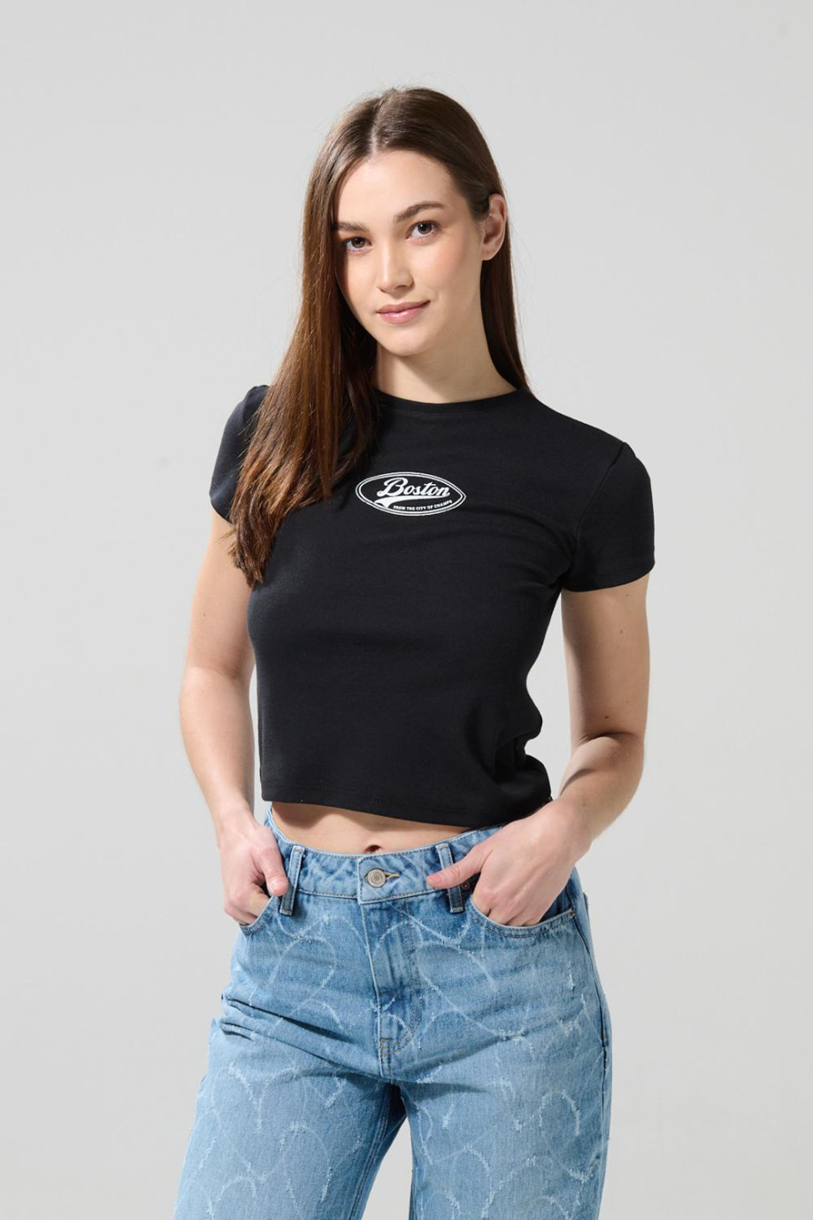 Camiseta negra acanalada cuello redondo con diseño college