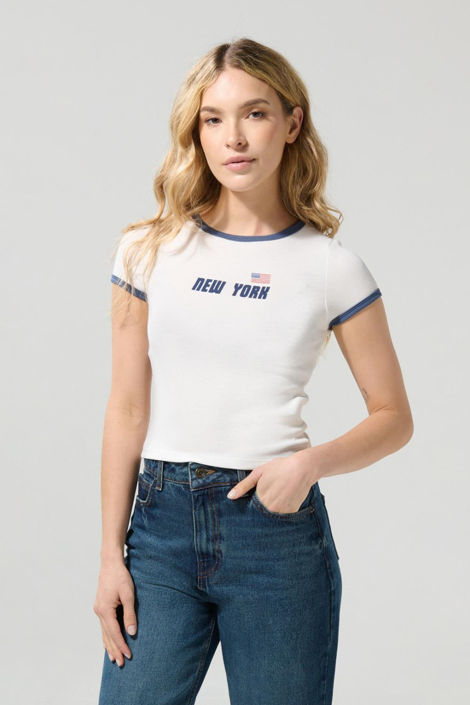 Camiseta college crema con contrastes y cuello redondo