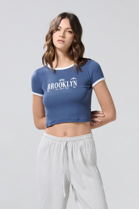 Camiseta para mujer manga corta, cuello y puños en color contraste, fit ajustado al cuerpo.