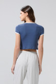 Camiseta para mujer manga corta, cuello y puños en color contraste, fit ajustado al cuerpo.