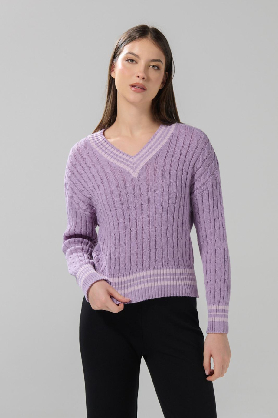 Suéter cuello V tejido morado claro con trenzas