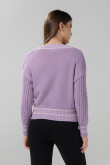 Suéter cuello V tejido morado claro con trenzas