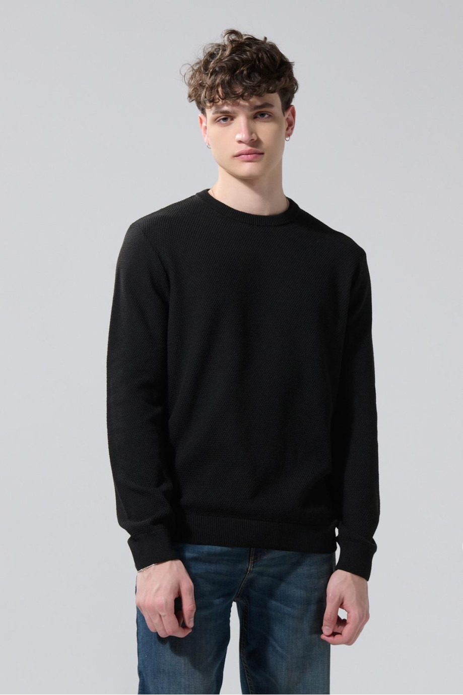 Suéter ajustado unicolor tejido con cuello redondo