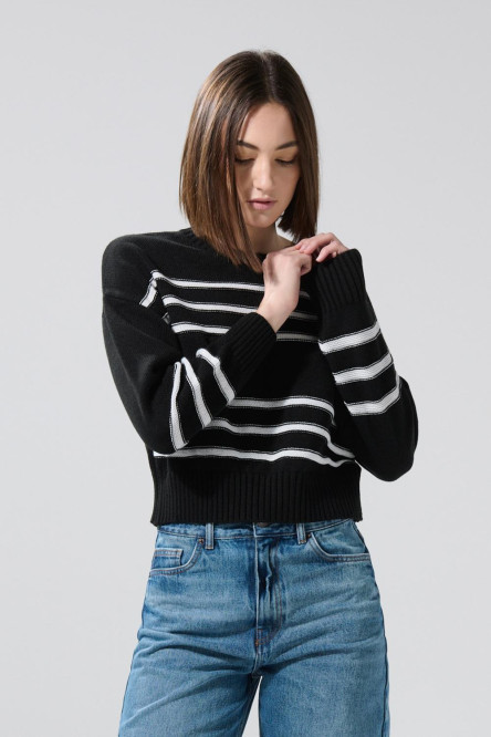 Suéter negro tejido con rayas blancas y cuello redondo