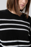 Suéter negro tejido con rayas blancas y cuello redondo