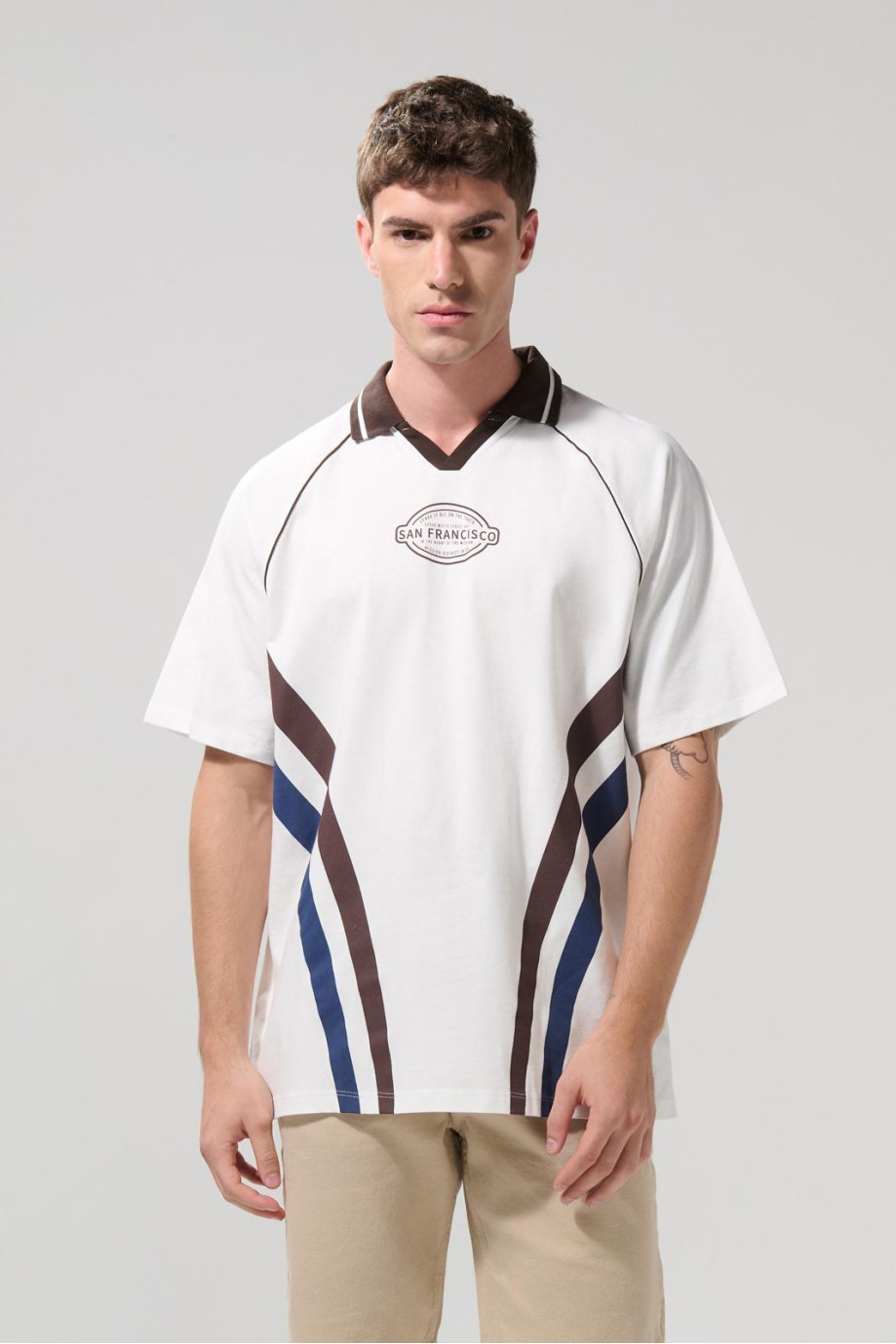 Camiseta oversize crema college con cuello polo