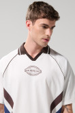 Camiseta oversize crema college con cuello polo