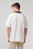 Camiseta oversize crema college con cuello polo