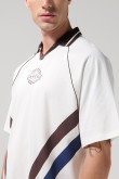 Camiseta oversize crema college con cuello polo