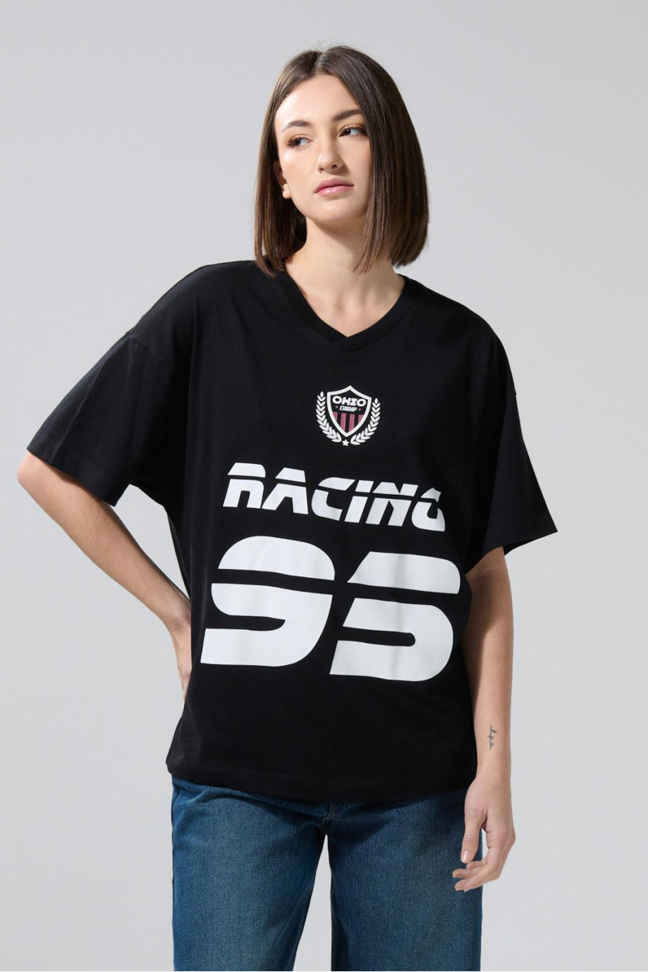 Camiseta cuello V oversize negra con arte college