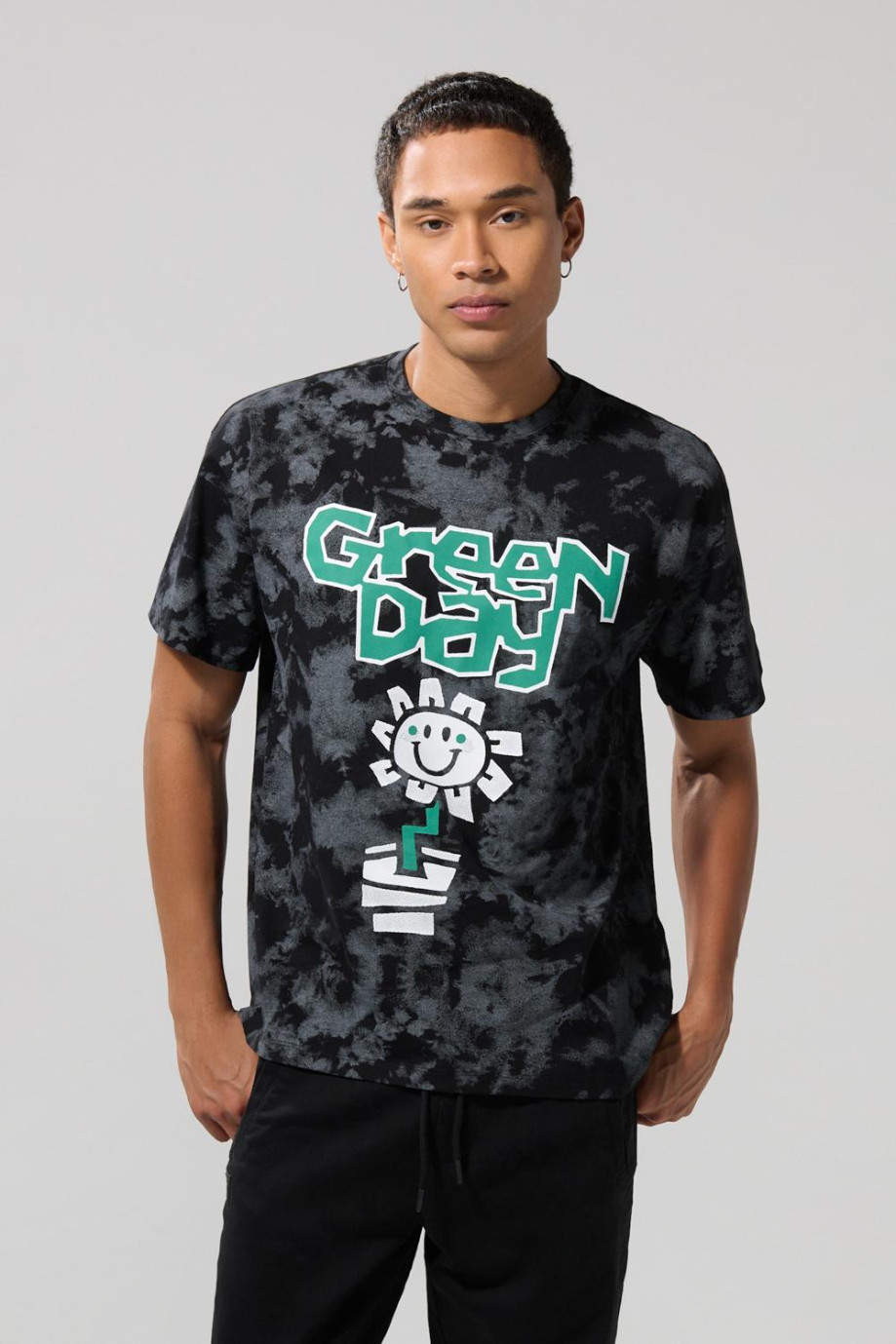 Camiseta negra tie dye manga corta con arte de Green Day