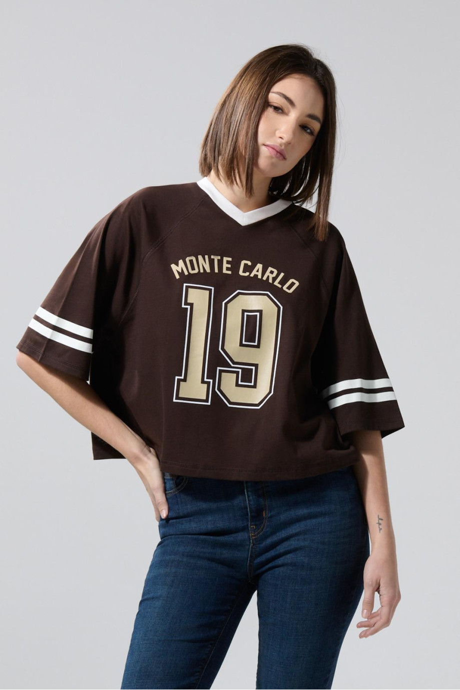 Camiseta café crop top college con manga ranglan oversize