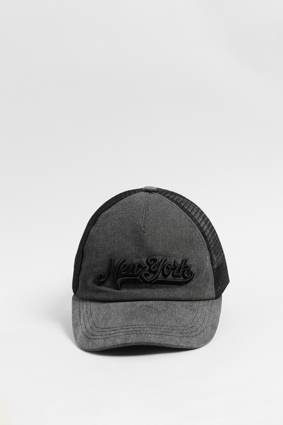 Gorra Tucker en color negro con bordado frontal en 3D